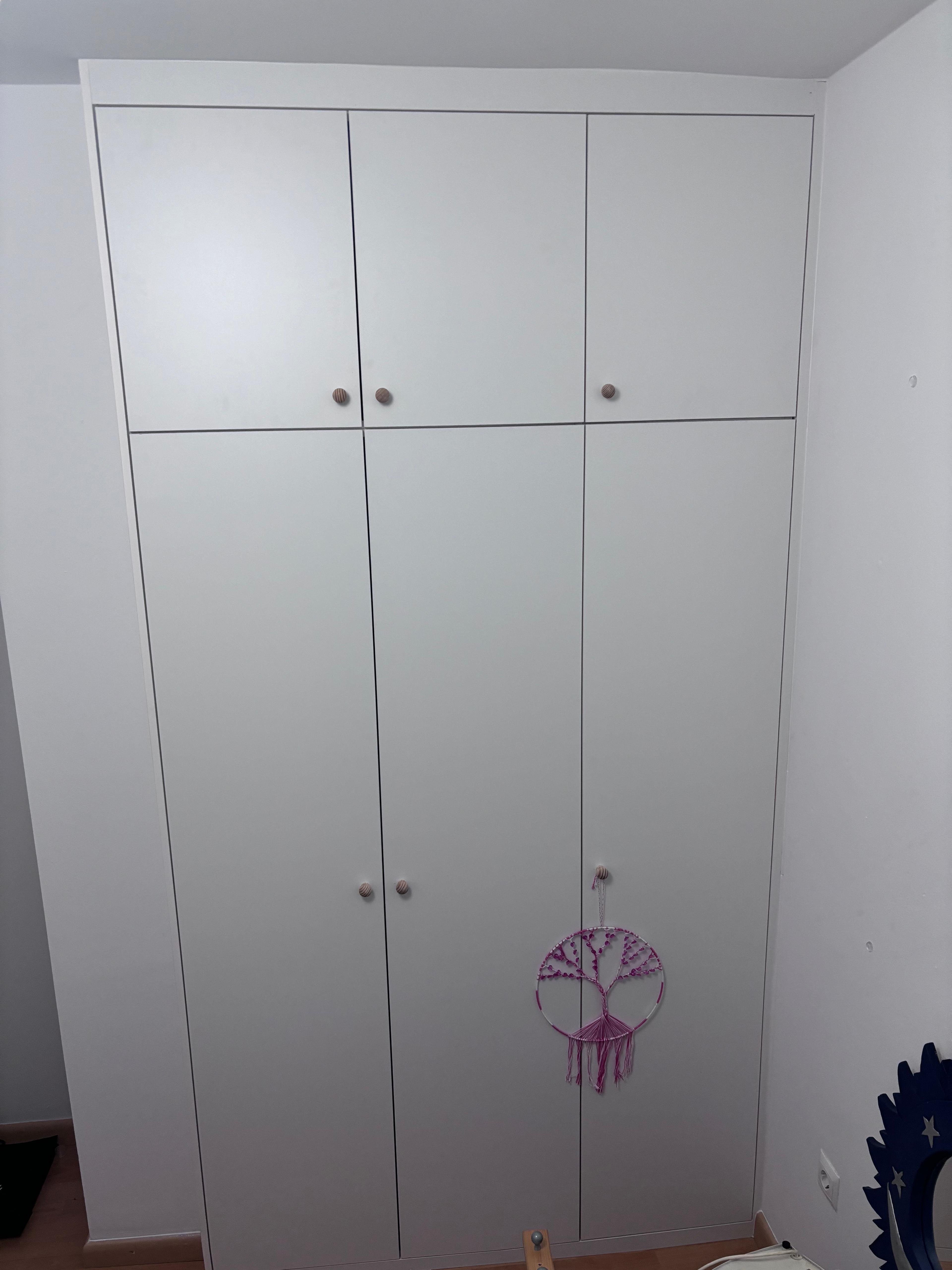 Armario blanco de puertas a medida en Alcalá de Guadaíra, Sevilla
