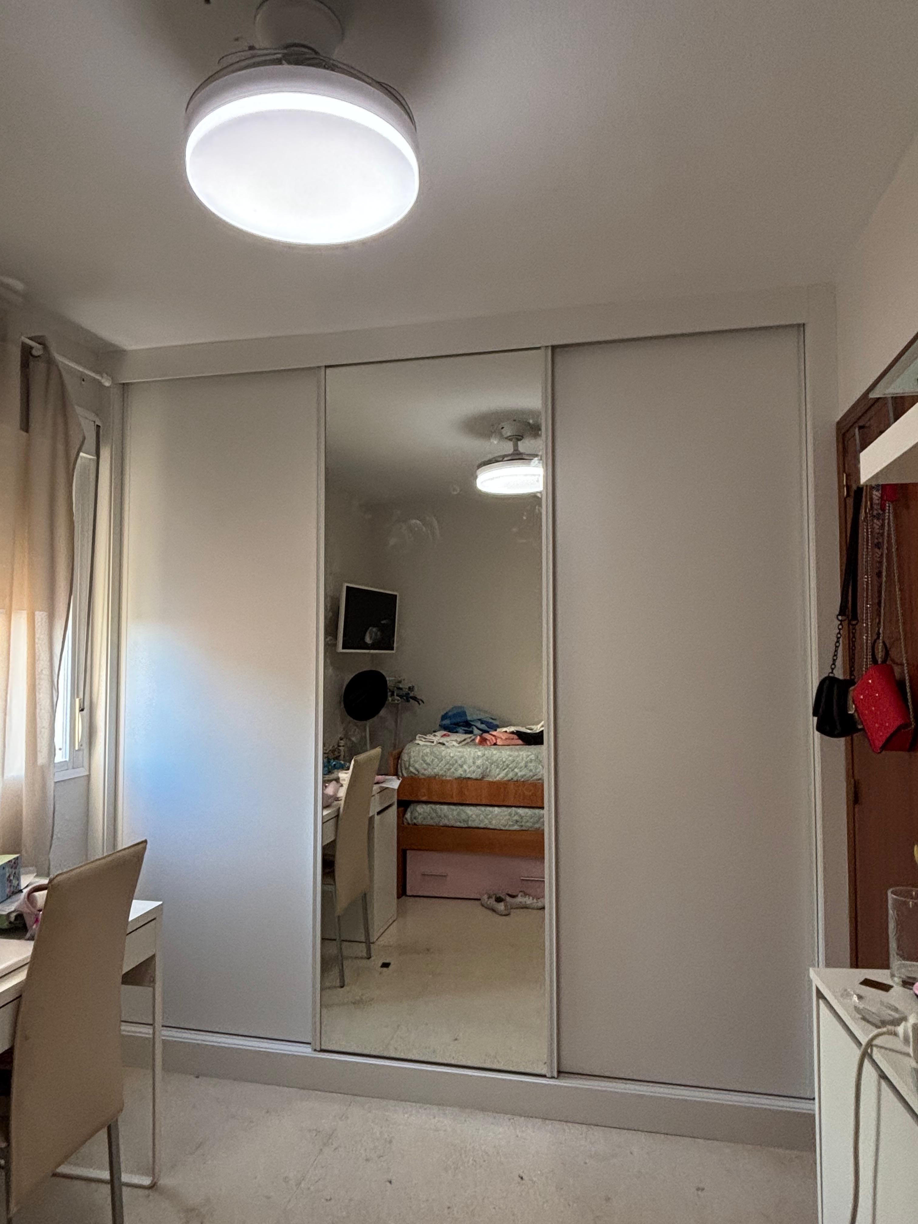 Armario empotrado blanco a medida en Dos Hermanas, Sevilla