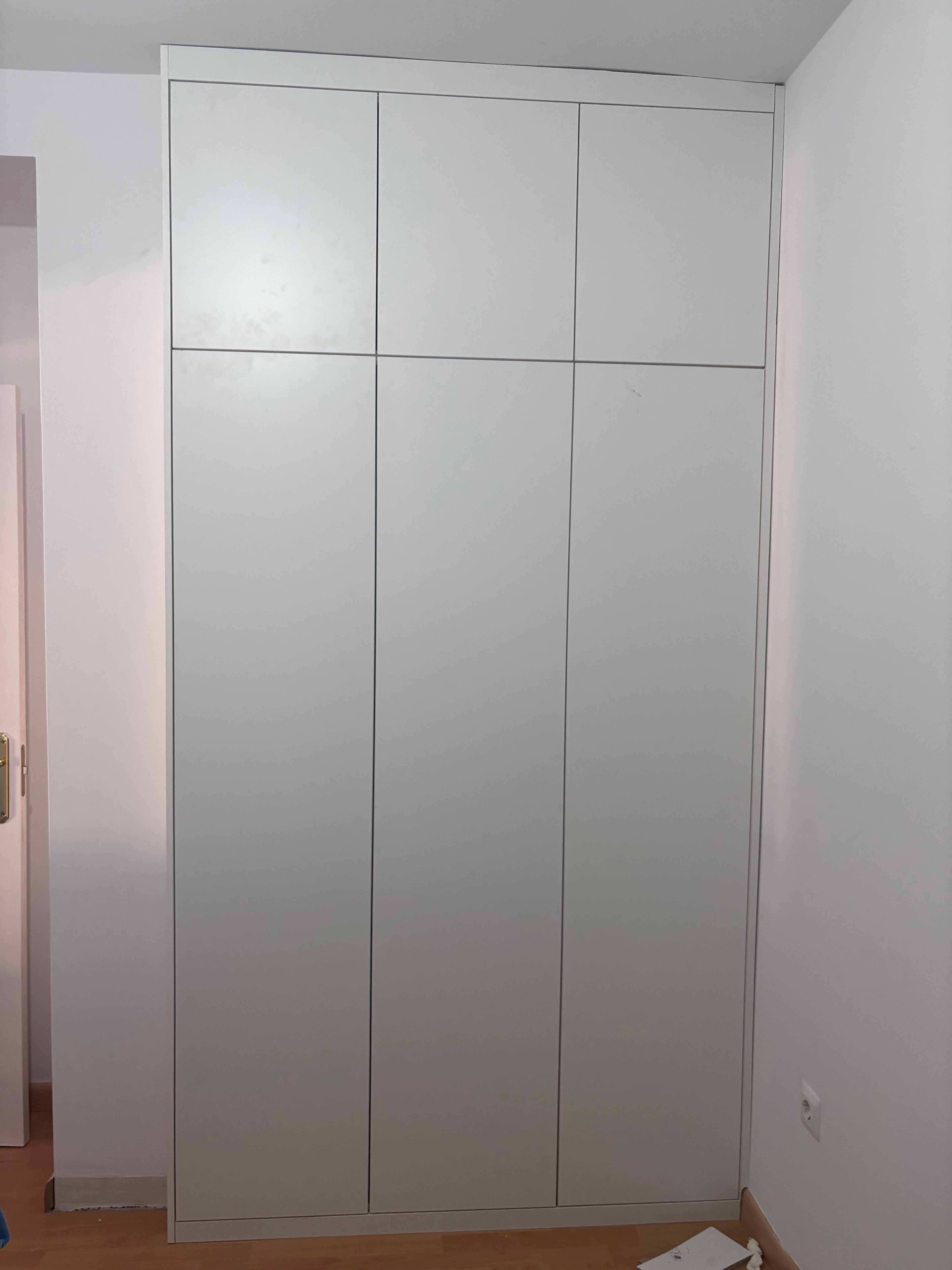 Armario blanco minimalista a medida en Montequinto, Sevilla