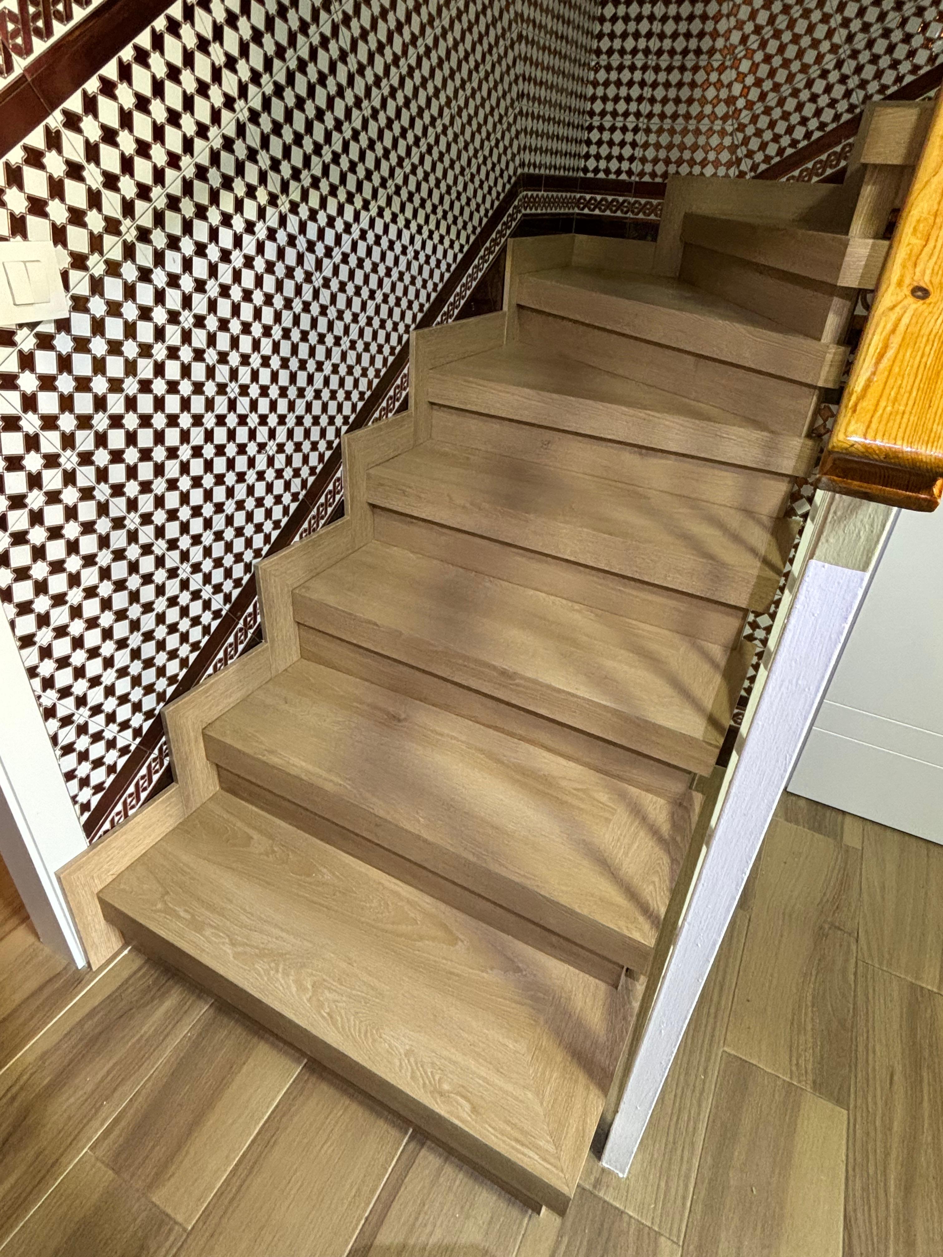 Revestimiento de escalera en madera en Los Remedios, Sevilla