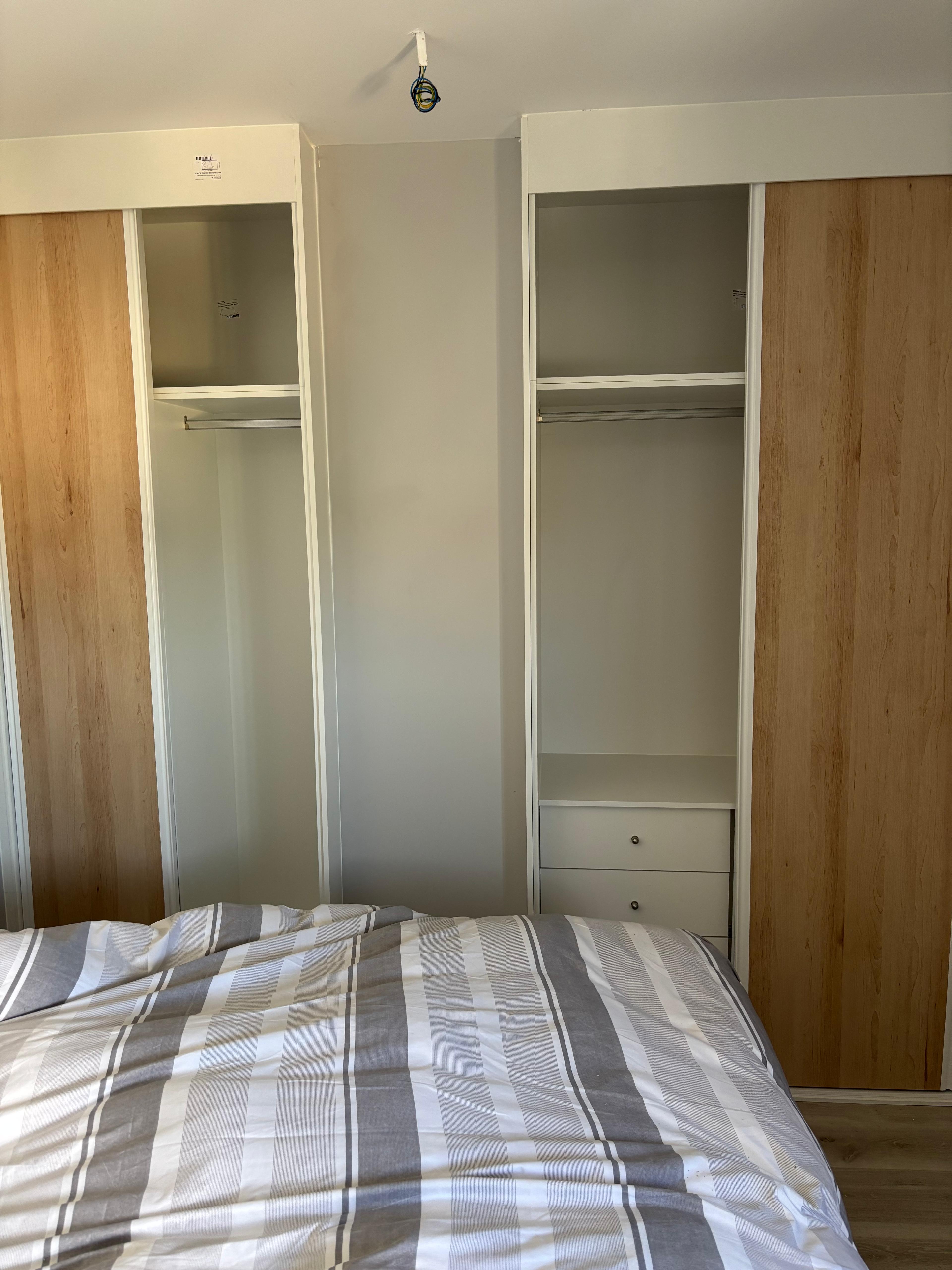 Armario con correderas y acabado madera en Triana, Sevilla