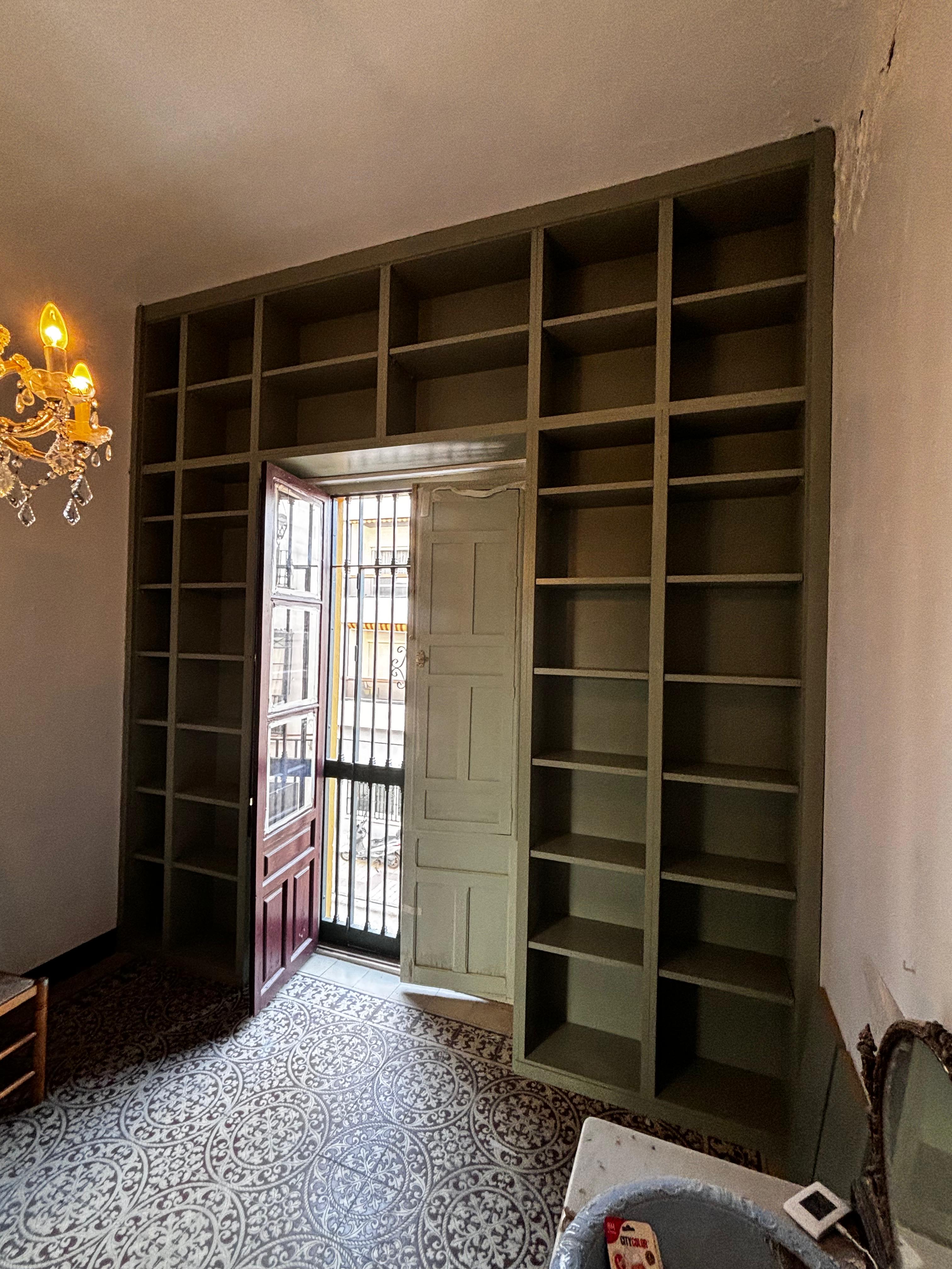 Librería a medida alrededor de una puerta en el Casco Antiguo de Sevilla