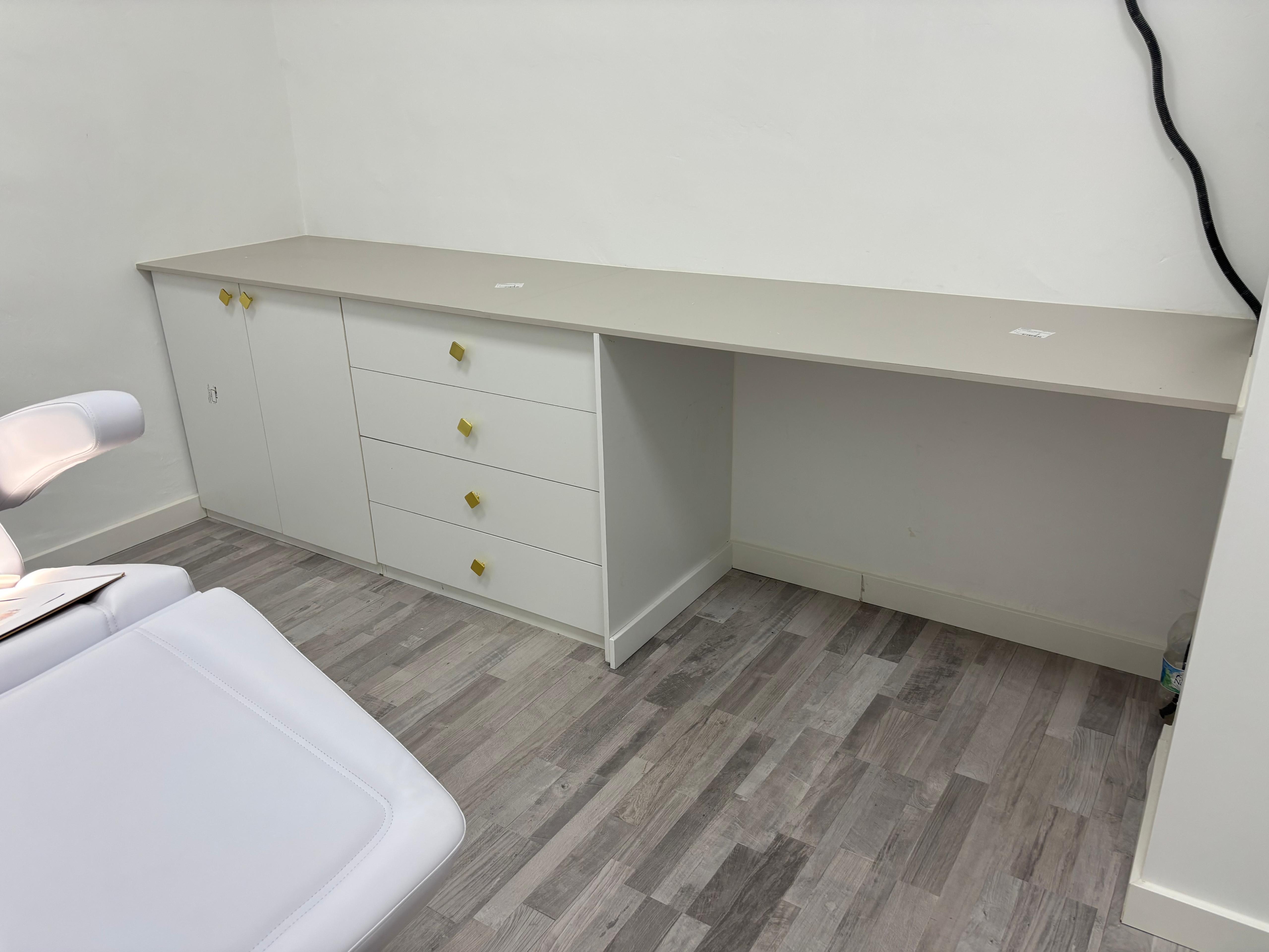 Mobiliario blanco a medida para clínica en Tomares, Sevilla