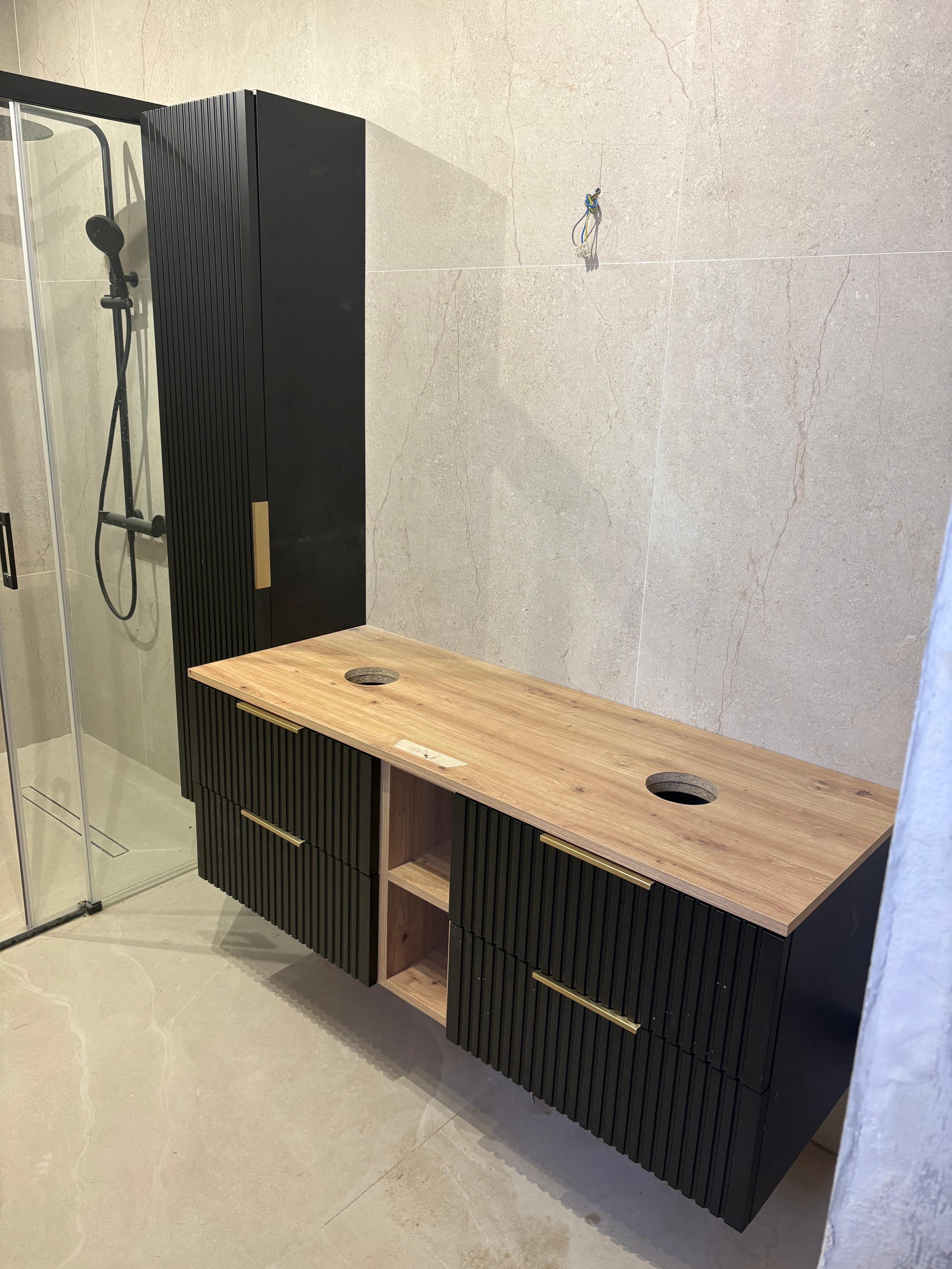 Mueble de baño negro con lamas y encimera de madera en Triana, Sevilla