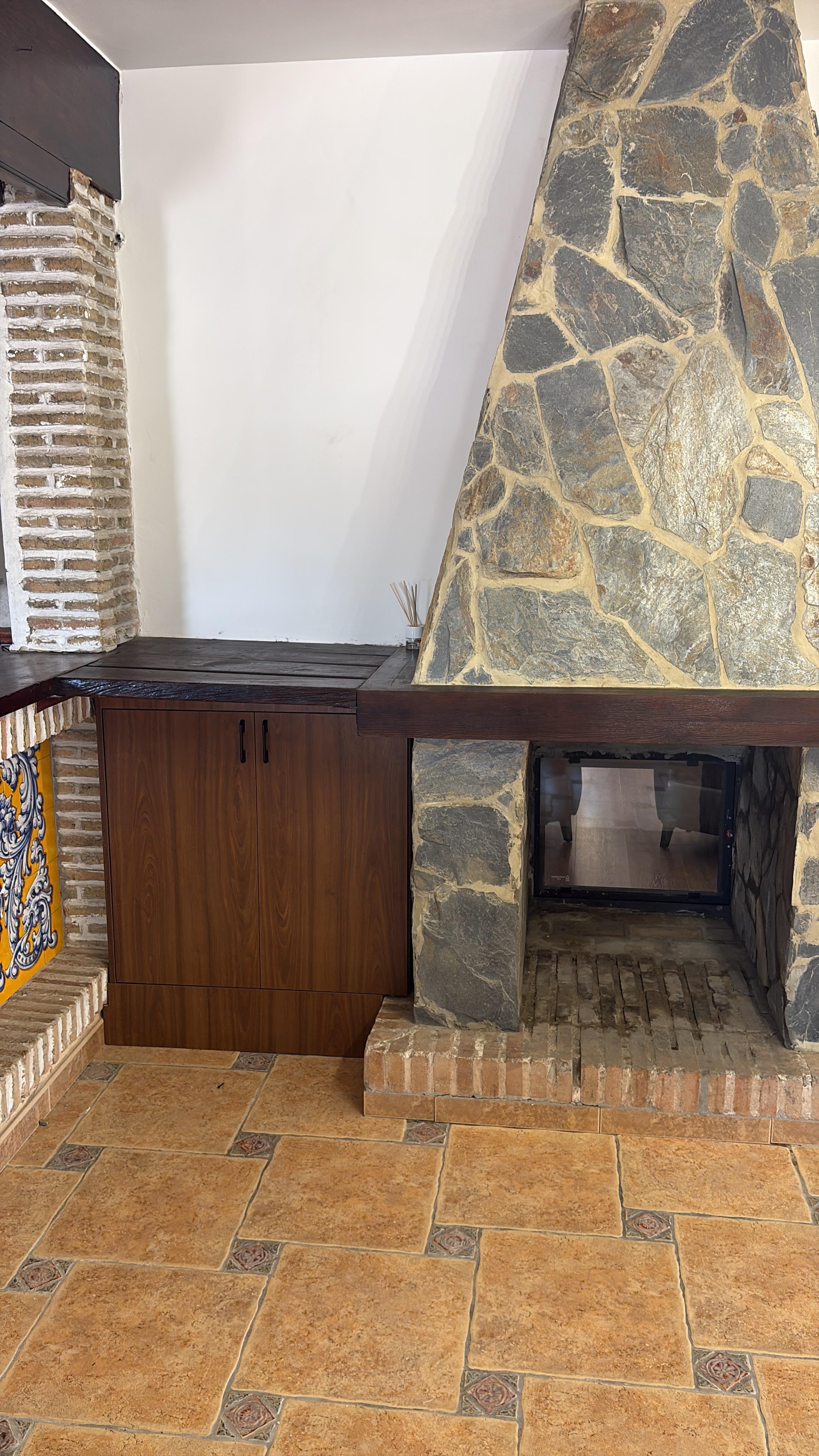 Mueble de madera a medida junto a chimenea en el Aljarafe, Sevilla