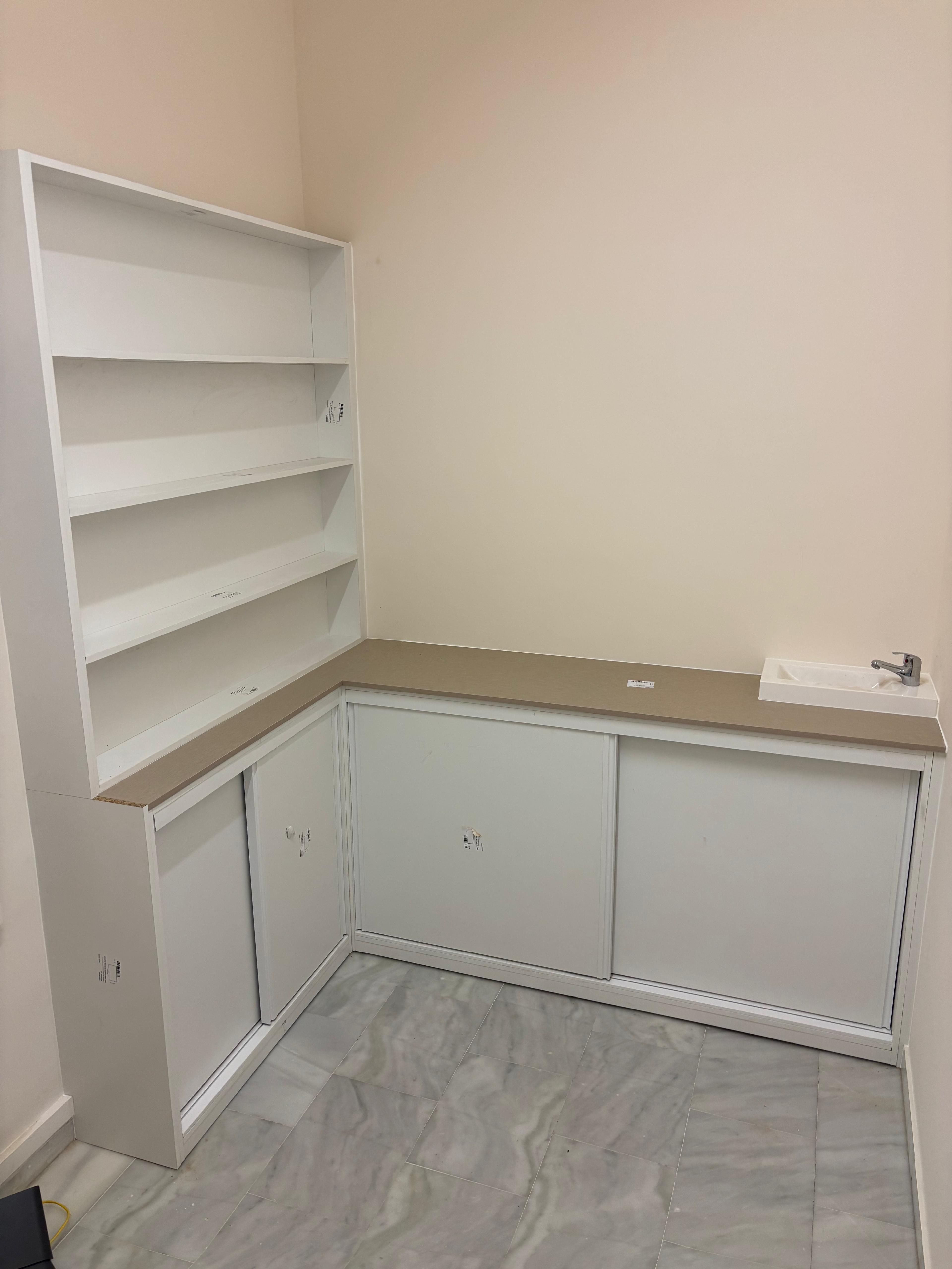 Mueble de lavadero blanco a medida en Camas, Sevilla