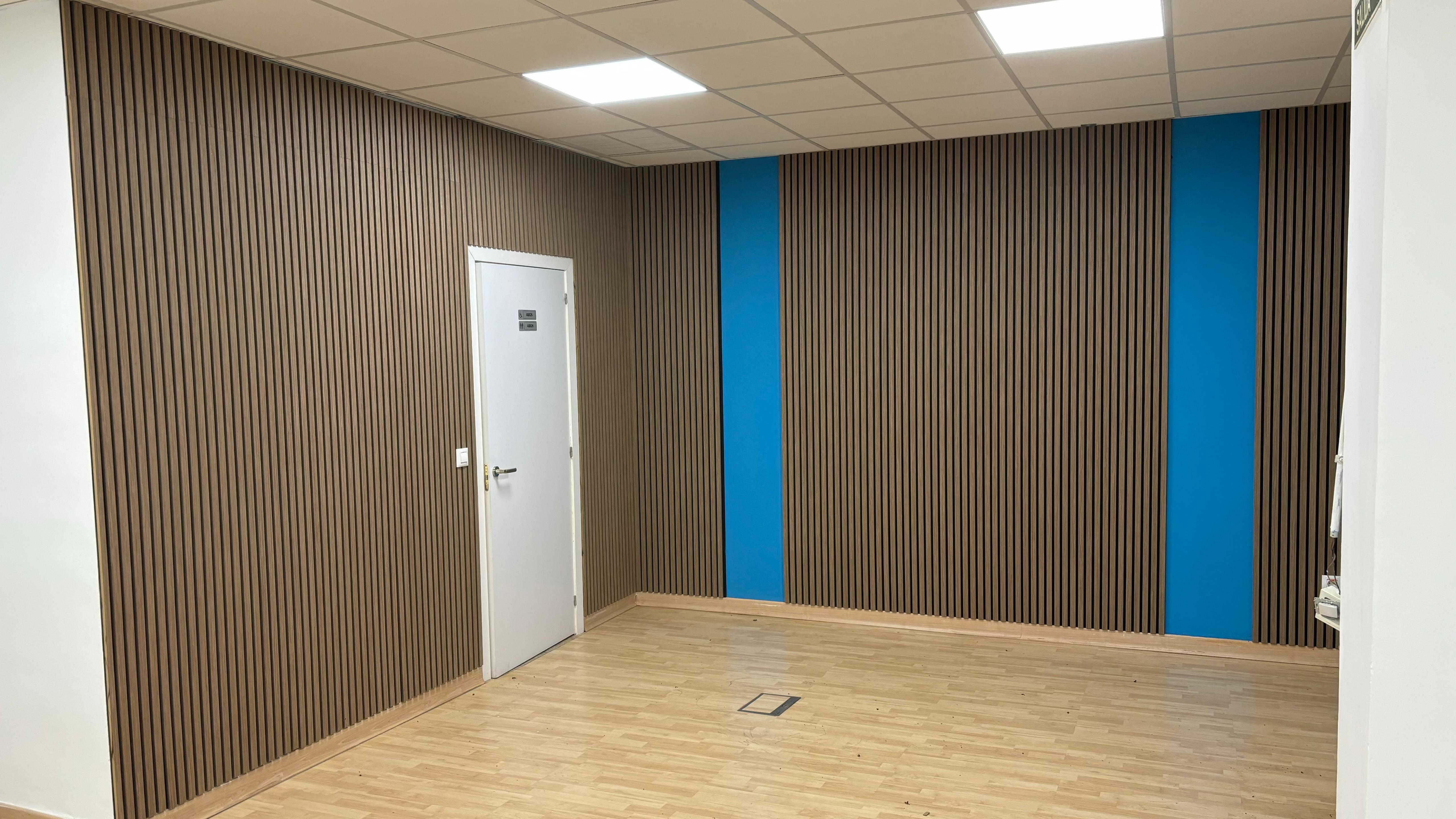 Panelado de lamas de madera para oficina en Nervión, Sevilla