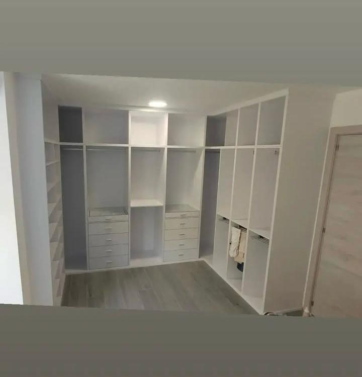 Vestidor blanco a medida instalado en Mairena del Aljarafe, Sevilla