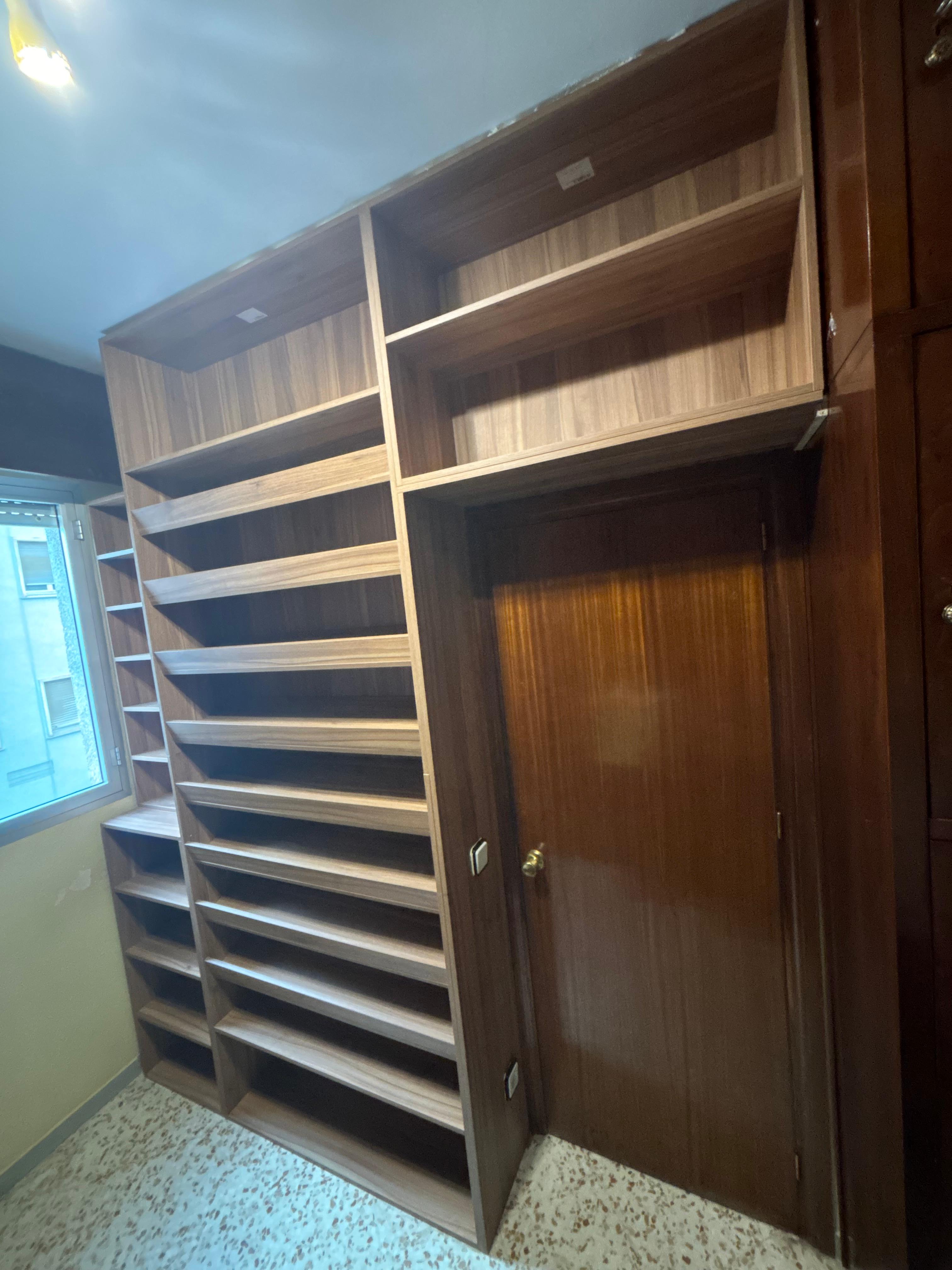 Mueble zapatero de nogal hecho a medida en La Macarena, Sevilla